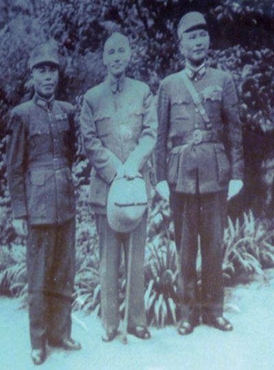 1944年5月,蔣介石飛抵漢中與白崇禧(右)、李宗仁商談抗日戰局的發展。(網路圖片