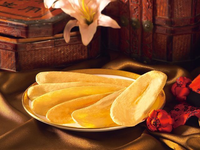 劉燈徽研發的超薄宜蘭餅，即使只有0.1公分的厚度，在做法上依舊採取「皮包餡」，絲毫不馬虎。劉燈徽提供