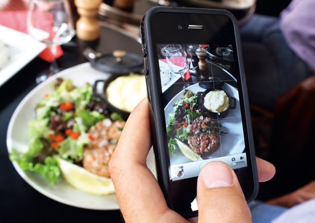 拍用餐时对食物拍照越来越普遍，但是要注意不要影响别人。Getty Images