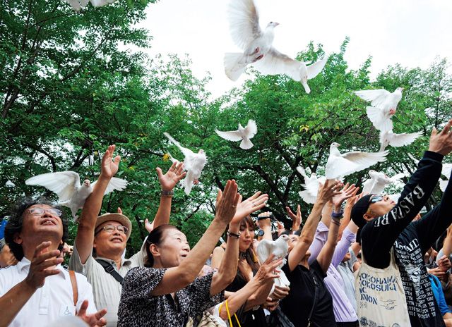 2012年8月15日，在东京举办的的二战日本投降67周年纪念日，日本民众释放白鸽纪念逝者。Getty Images