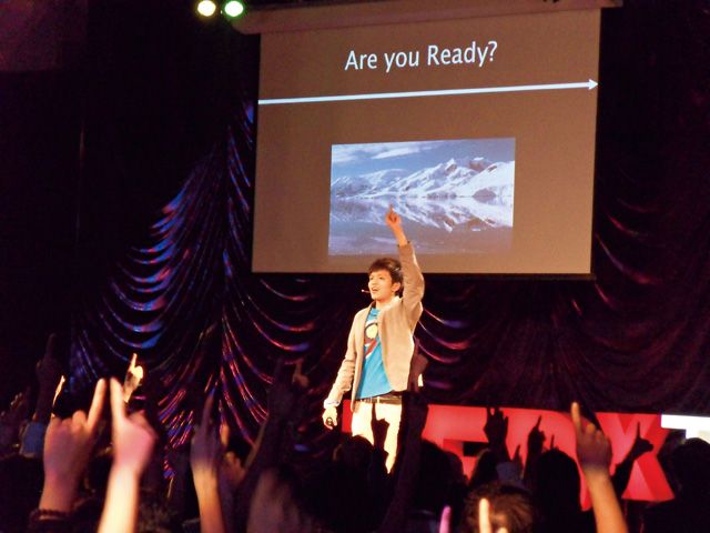 一群想利用教育改变世界的年轻人以非营利方式经营的TEDxTaipei大会上，张良伊召唤台湾年轻人的热情。张良伊提供