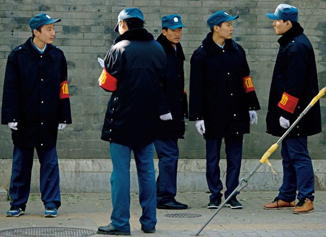 中共十八大期间，北京共有140万「社会治安志愿者」。尽管他们佩戴着爱国臂章，不少人仍抱怨被动员加入北京的安保队伍。Getty Images
