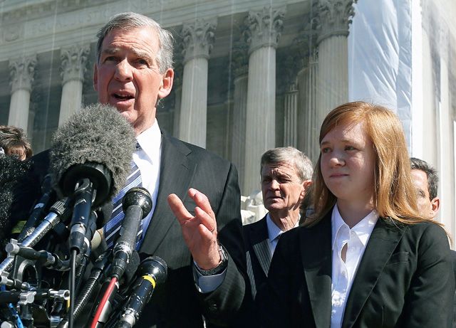 10月10日，美國最高法院舉行聽證會審理德州白人學生費雪（右）於2008年起訴德州大學奧斯汀分校（University of Texas at Austin）歧