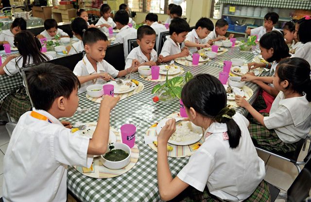 不論東西方，目前許多學校供應營養午餐，孩子們比較難得吃到自己媽媽的味道。Getty Images