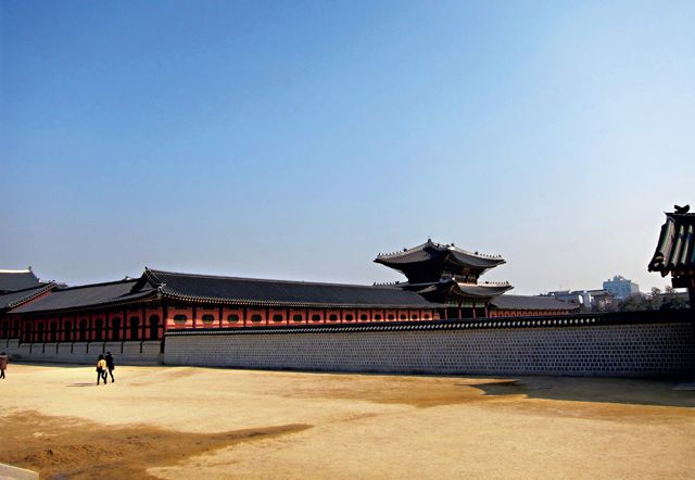 观光景点中出现的大量古迹、宫殿，让旅客充分感受到中、韩在文化上紧密接触的历史事实。图为景福宫一景。
