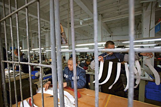 中国维权网报导，被劳教人员有时需要每天工作20小时，生产筷子、爆竹、纸箱或手包。图为重庆劳教所内从事缝纫工作男性犯人。Getty Images