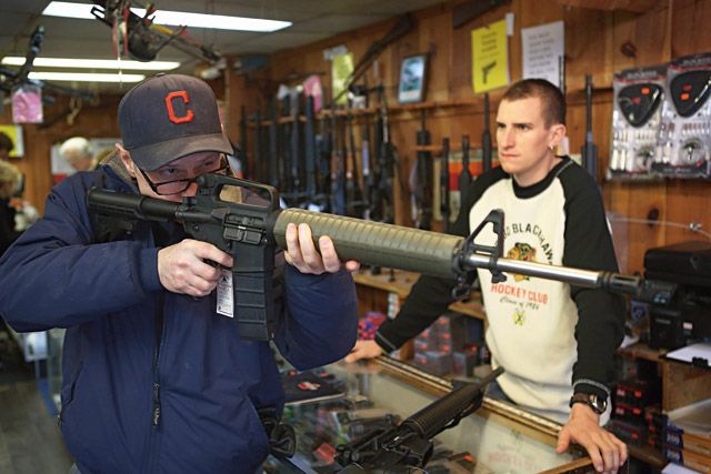 歐巴馬希望嚴格管控槍枝，引起軒然大波。圖為伊利諾州一間販售槍枝的商店。Getty Images