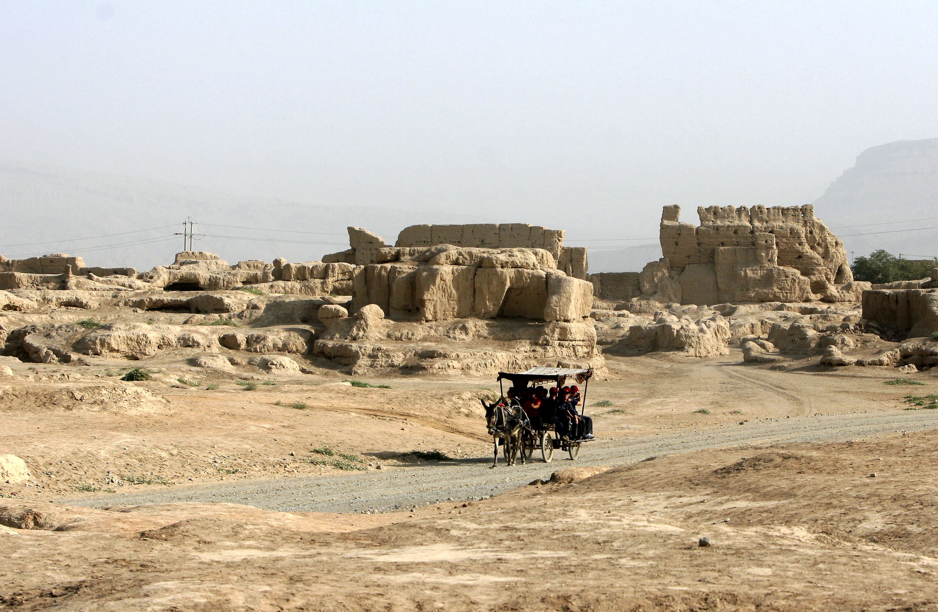 高昌故城是西域最大的古城遗址。高昌故城地处交通要冲，是古丝绸之路北道的门户。