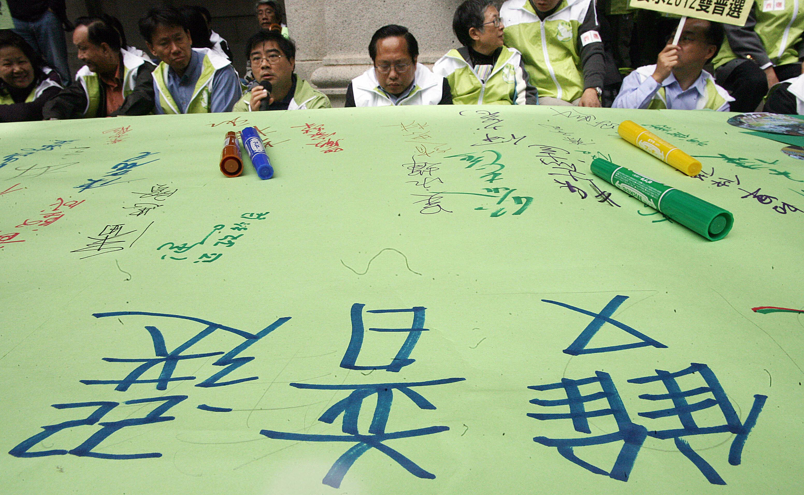 香港民主派人士期望的是特首和立法會的雙普選。