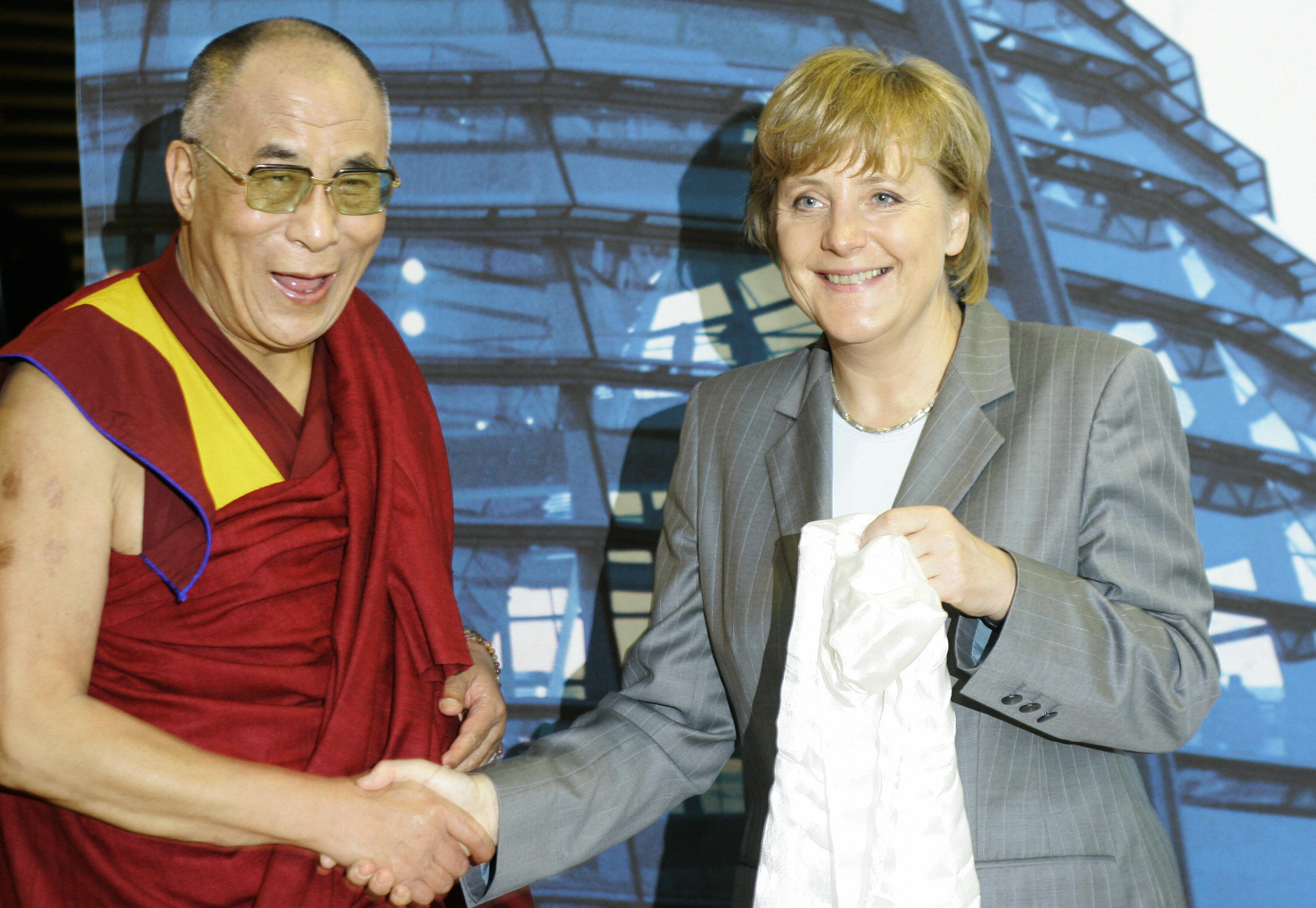 梅克尔接见西藏精神领袖达赖喇嘛