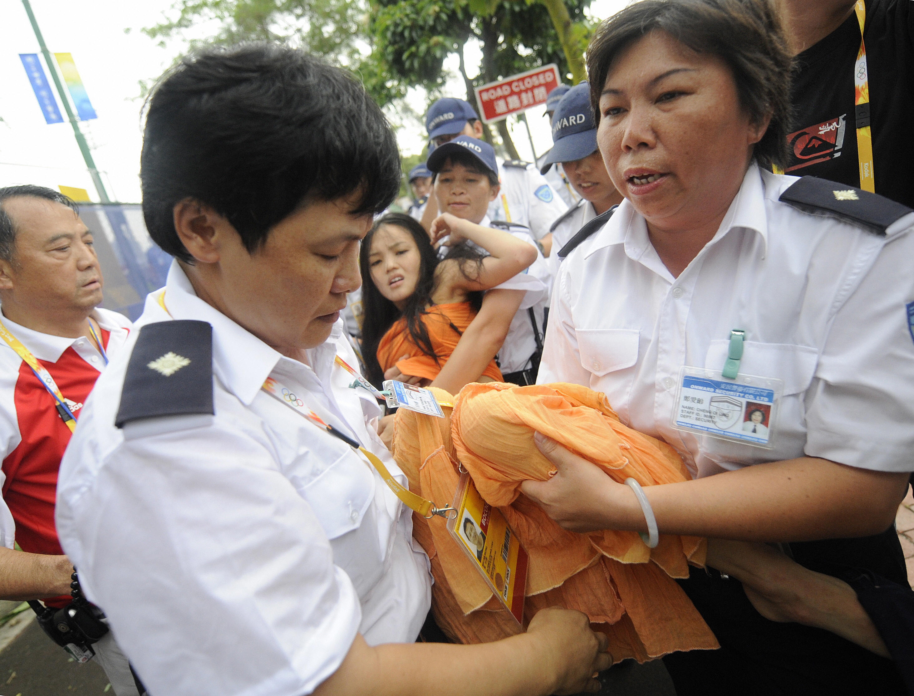 香港大學女生陳巧文8月9日突破防線成功在奧運馬術比賽場內高舉雪山獅子旗及高呼藏獨口號後被港警拖出場外。