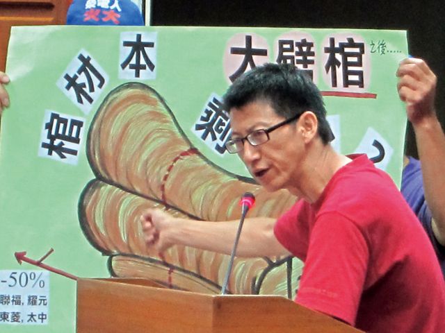 台灣國際勞工協會研究員吳永毅在公聽會上提出勞工團體的修法版本。鄭少凡攝影