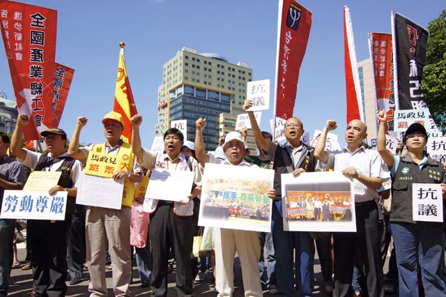全國產業總工會在行政院前對基本工資審議結果表達抗議。林伯東攝影