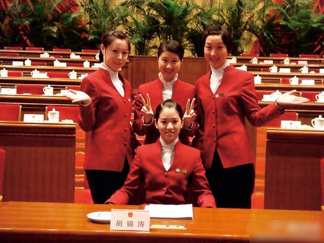 今年3月中共两会期间，曾传出一张四名90后美女服务员坐在人民大会堂中共国家主席胡锦涛位置上的合照。网络图片