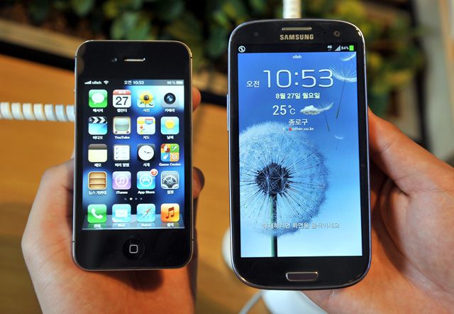 三星Galaxy S III（右）與iPhone4S。Getty Images
