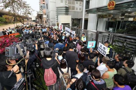 3月16日，香港記者協會等多個團體在中聯辦外舉行遊行集會，抗議香港多名新聞工作者兩會期間在北京採訪時遭遇襲擊和毆打。潘在殊攝影