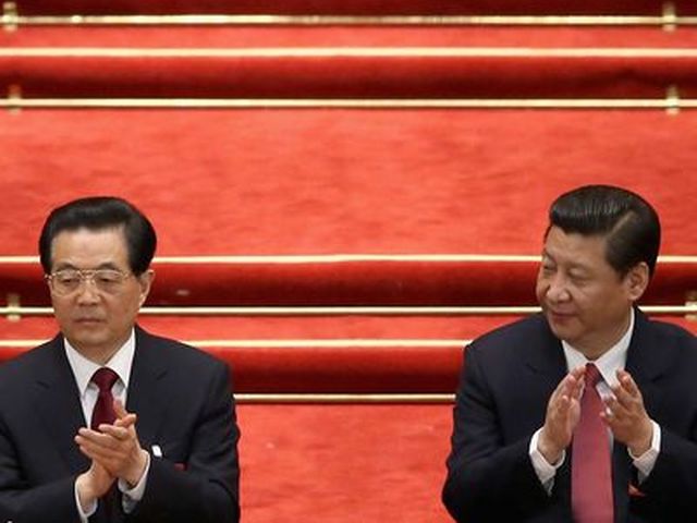 习近平与胡锦涛在今年的两会上。习近平在这次会上成为中国国家主席与国家军委主席。Getty Images