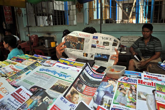 缅甸解除报禁，16家报刊媒体被核准转型日报，但经营上面临基础建设不足等问题。Getty Images