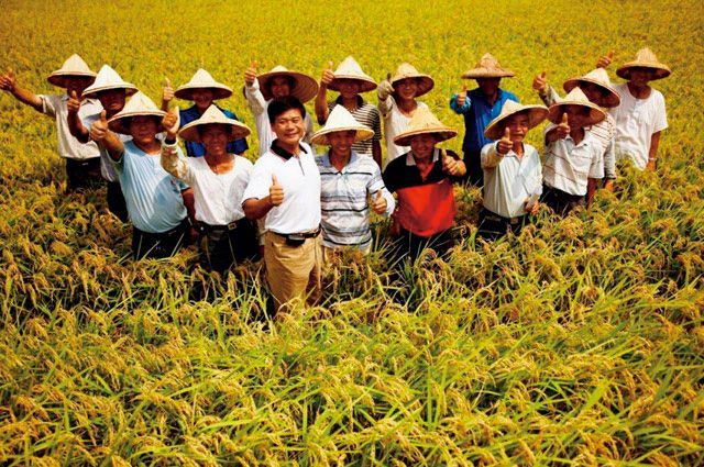 聯米企業總經理劉德隆（中間最前面）因為「想幫農民賺錢」而實施契作，目前產銷班遍及台灣。聯米提供