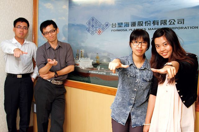 樊辰祖、郑沛南、陈颖颖、张佳园（左至右），分别是入行台塑海运1至5年的年轻人。李唐峰摄影
