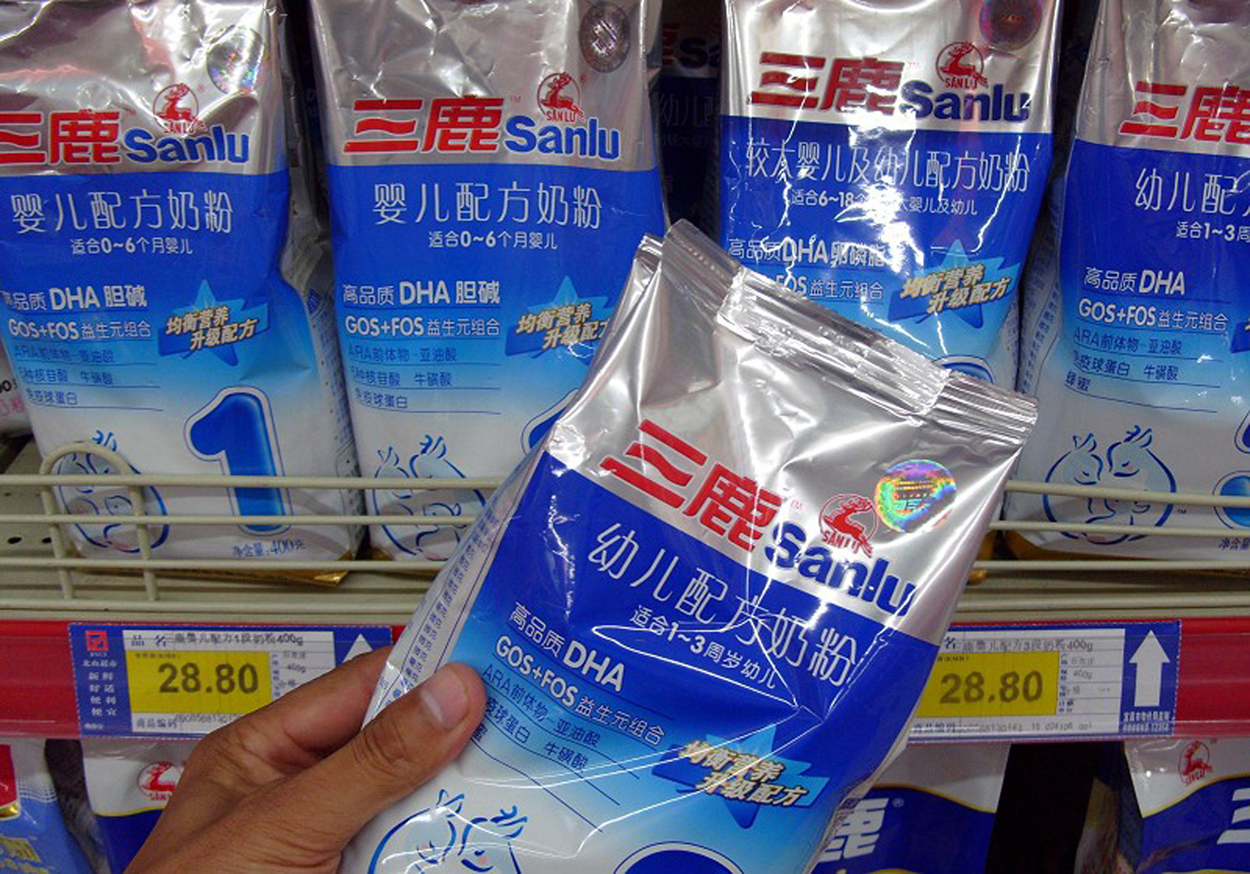 三鹿婴幼儿奶粉已造成市场恐慌。图为2008年9月12日湖北宜昌某超市里出售的三鹿牌婴幼儿配方奶粉。
