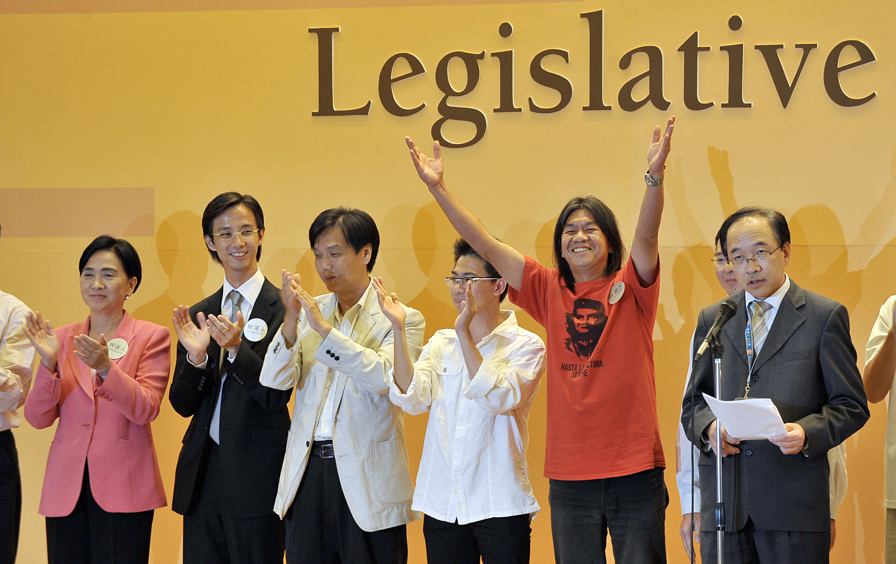 今年香港立法會選舉，「泛民主」贏得民意。圖為9月8日「社民聯」當選者梁國雄向選民揮手致謝。左一為前線召集人劉慧卿。