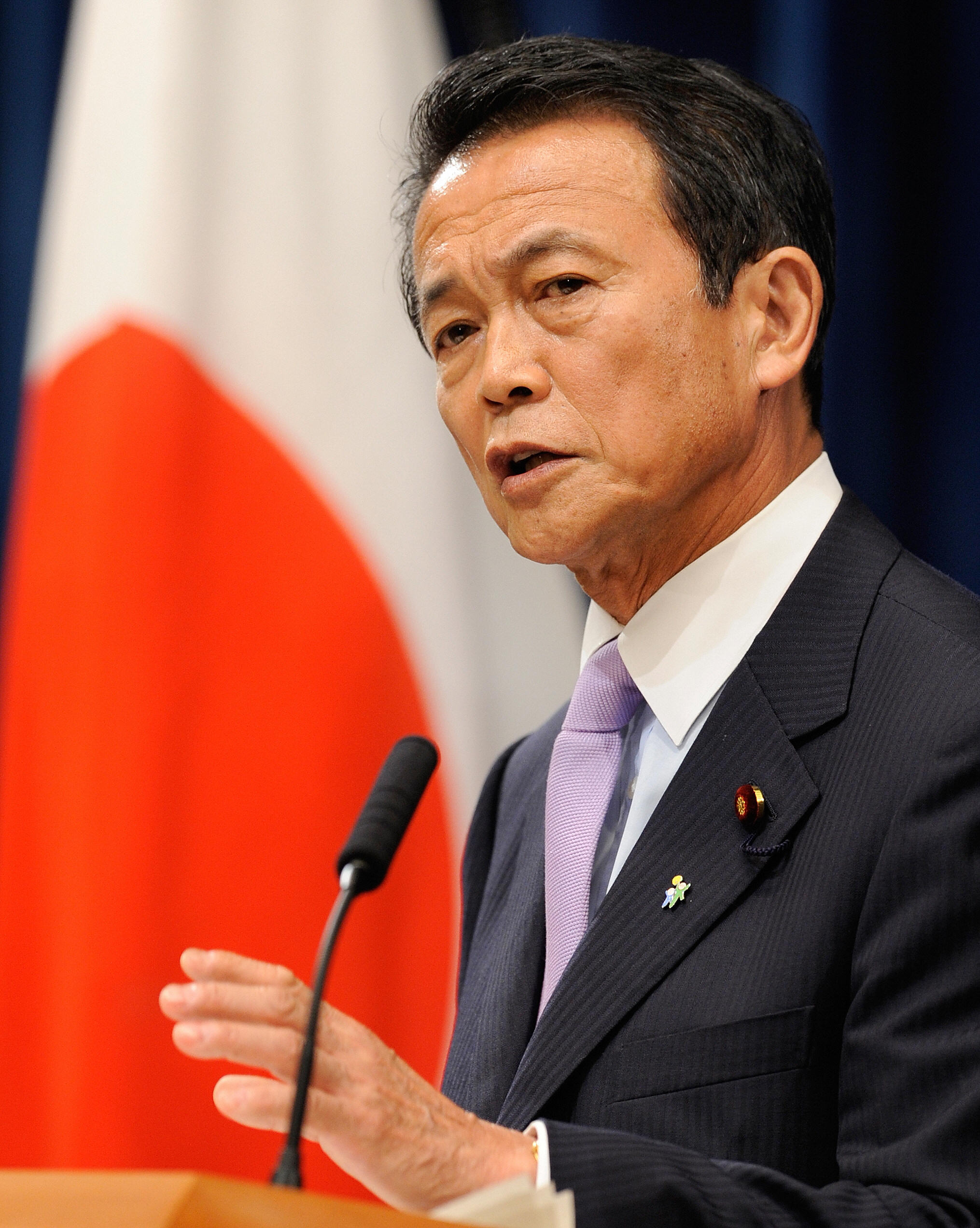 漫畫迷任日相 麻生肩負自民黨成敗