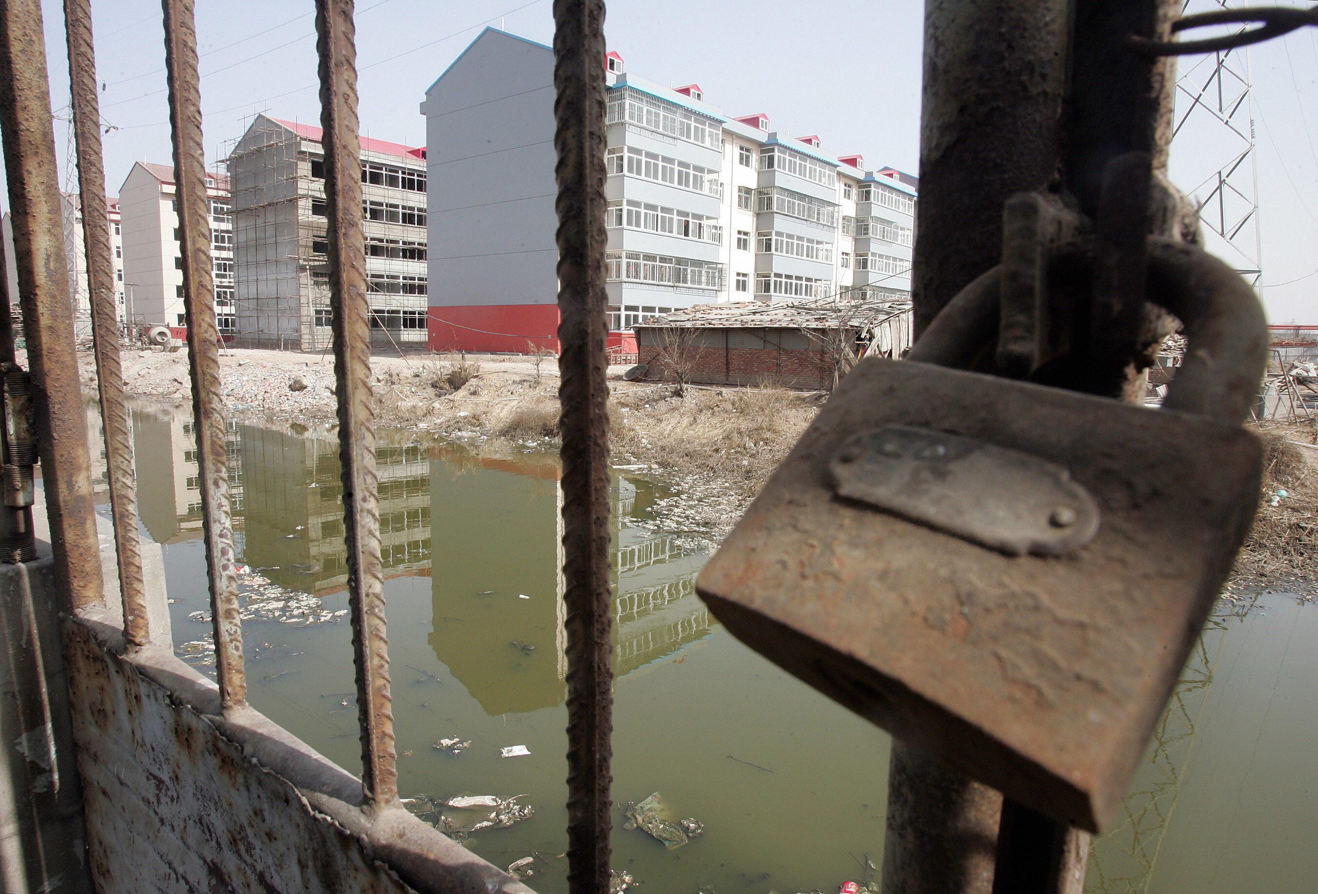 中国天津刘快庄村民因居住环境受附近百家化工企业排污污染，几乎每户人家都有人身患癌症，成为中国的癌症村。