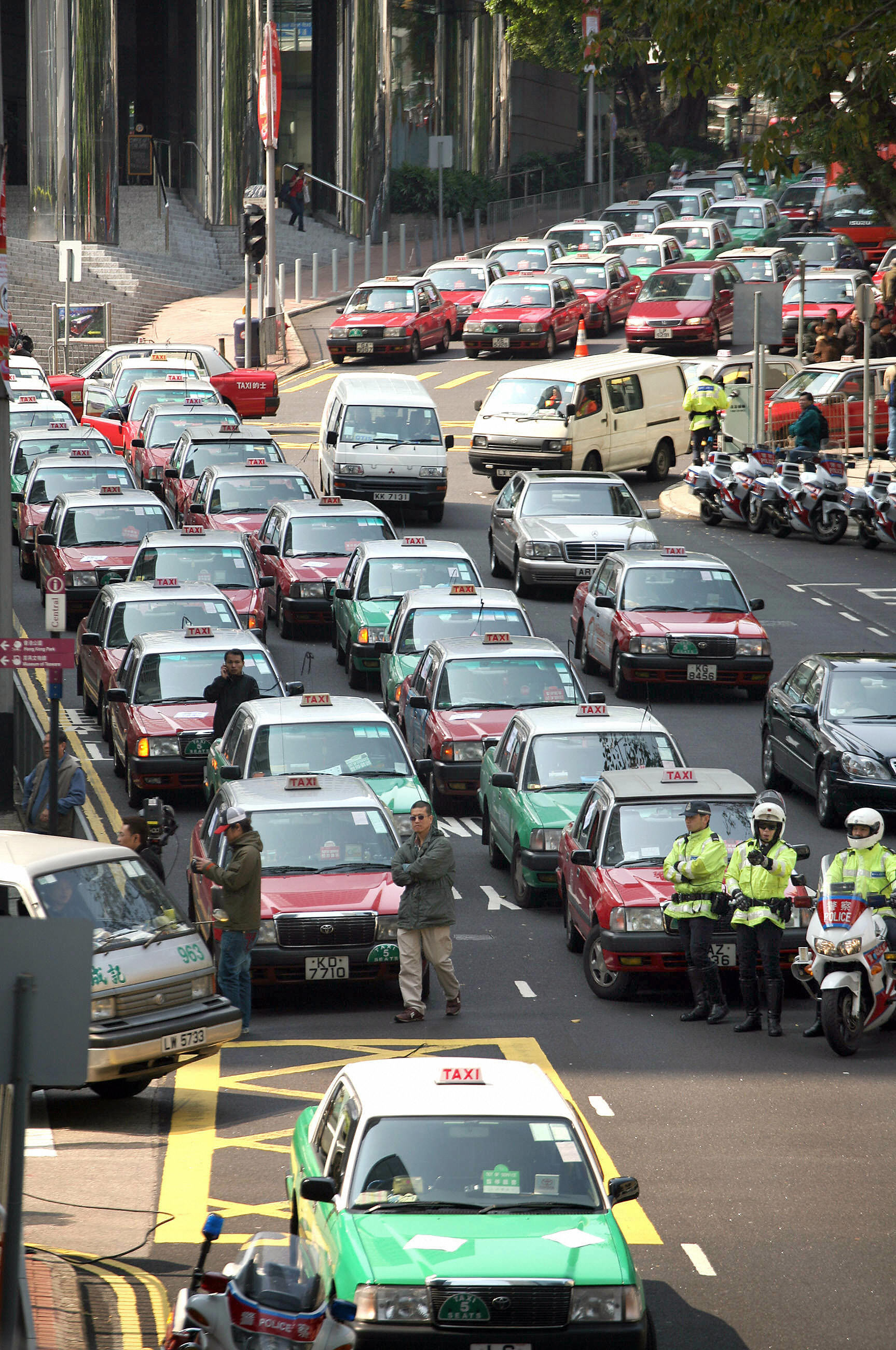 2008年10月中旬，香港近千名的士司機為反對政府預定在11月底實施「短加長減」收費方案，發起慢駛和罷駛行動。