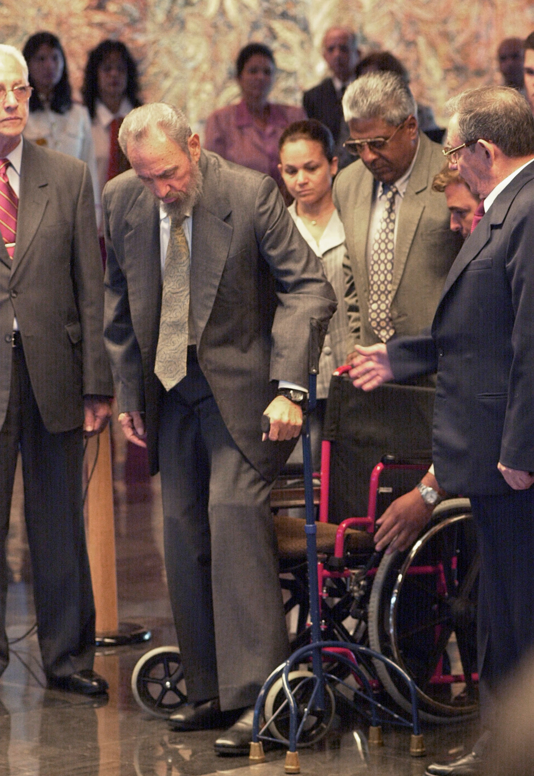 2008年11月23日中午，卡斯楚顫抖著拄著一根枴杖，隨著大家一起站了起來接待中共國家主席胡錦濤。