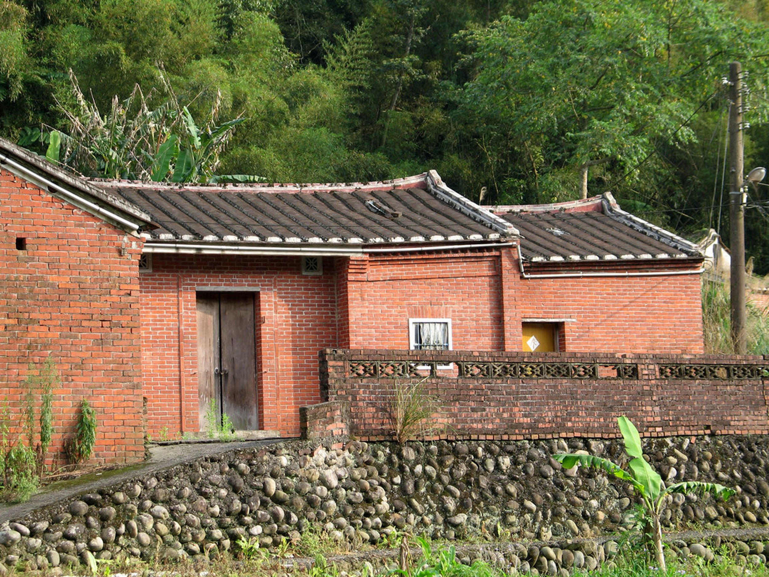 「采菊东篱下，悠然见南山」诗句里，我们可以想象，陶渊明并未因家贫而自寻烦恼，反而保持心境清明，稳定地过着正常生活。