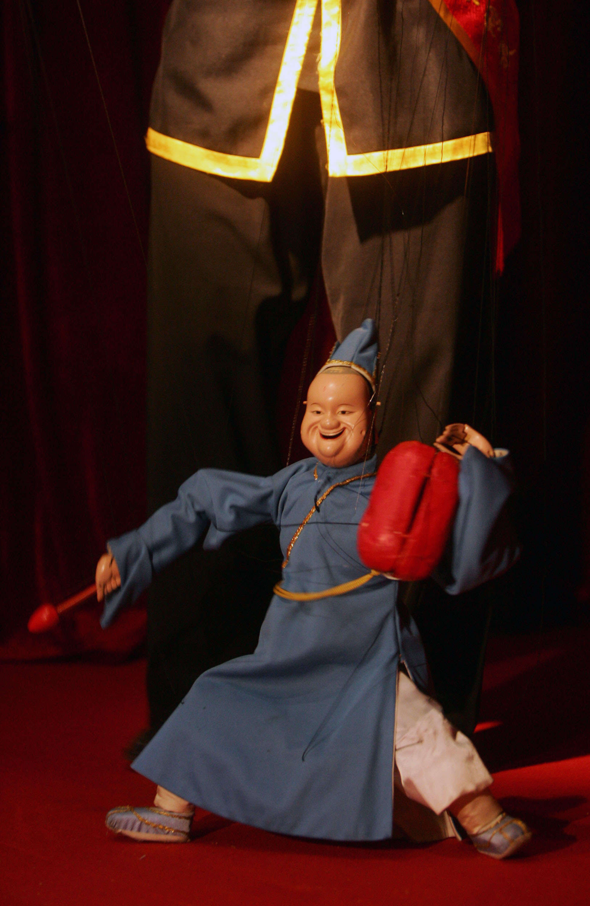 现代常见的「傀儡」就是指木偶剧中的提线木偶，木偶的身上各个关节连了很多线，由人来控制它做各种各样的动作。并由人配音来表达剧情。