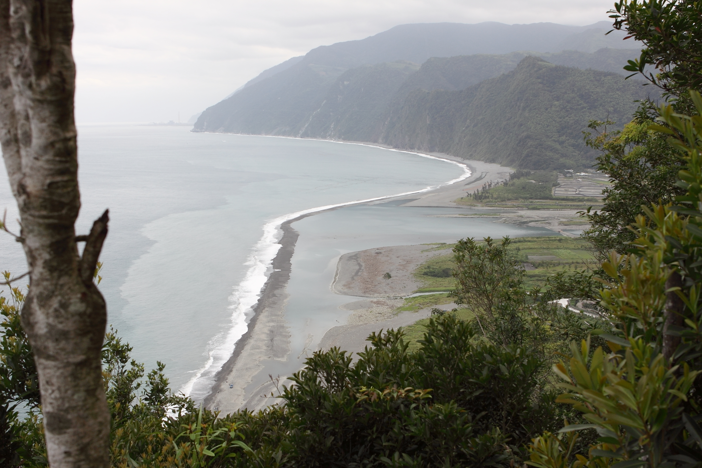 鴛鴦山定情湖在南澳溪出海口沖積平原上，又名神祕海灘，景緻絕美。