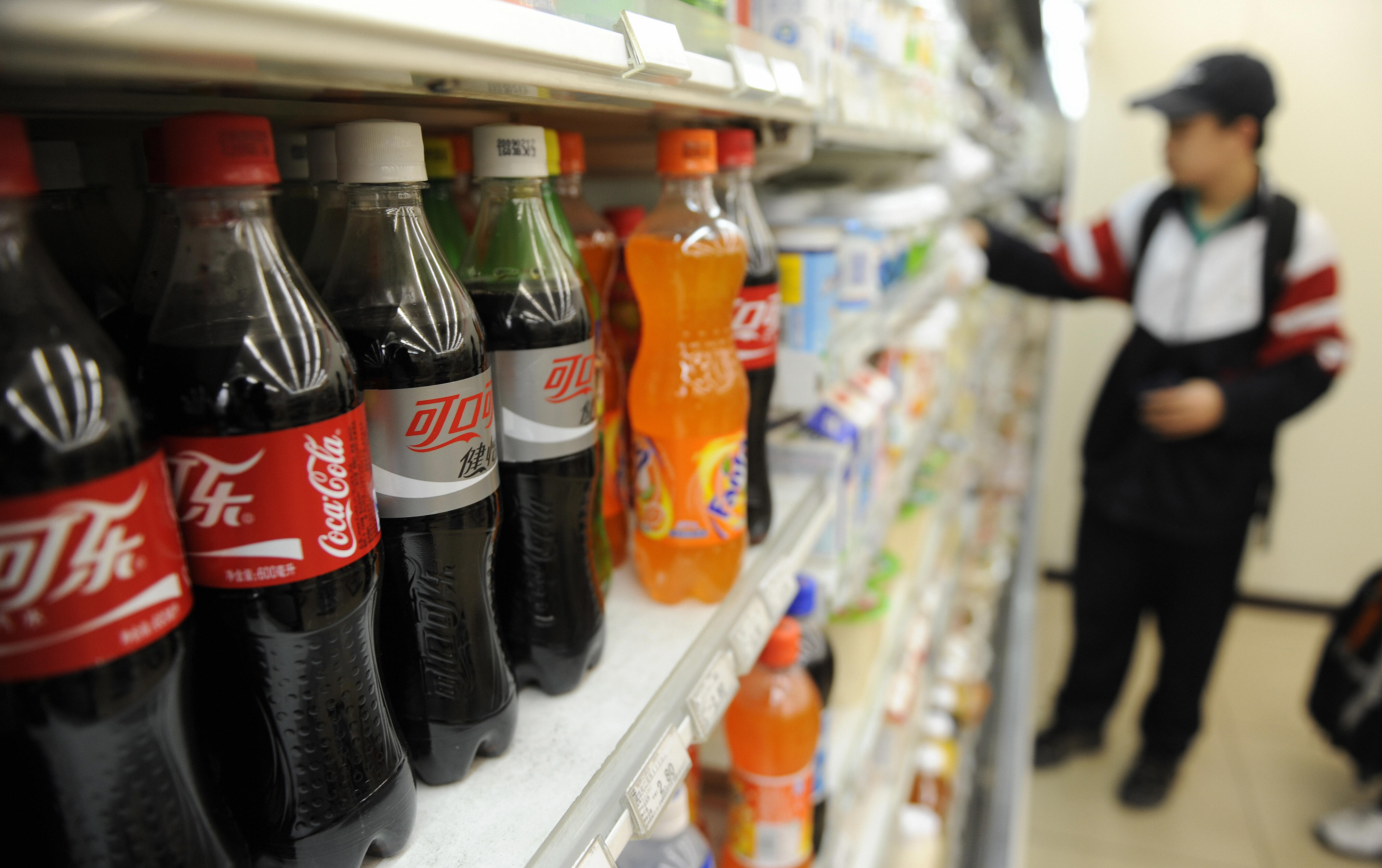 可口可乐收购汇源遭否决，给在中国寻求并购机会的外国人浇了盆冷水。图为北京一家超市货架上的可口可乐。