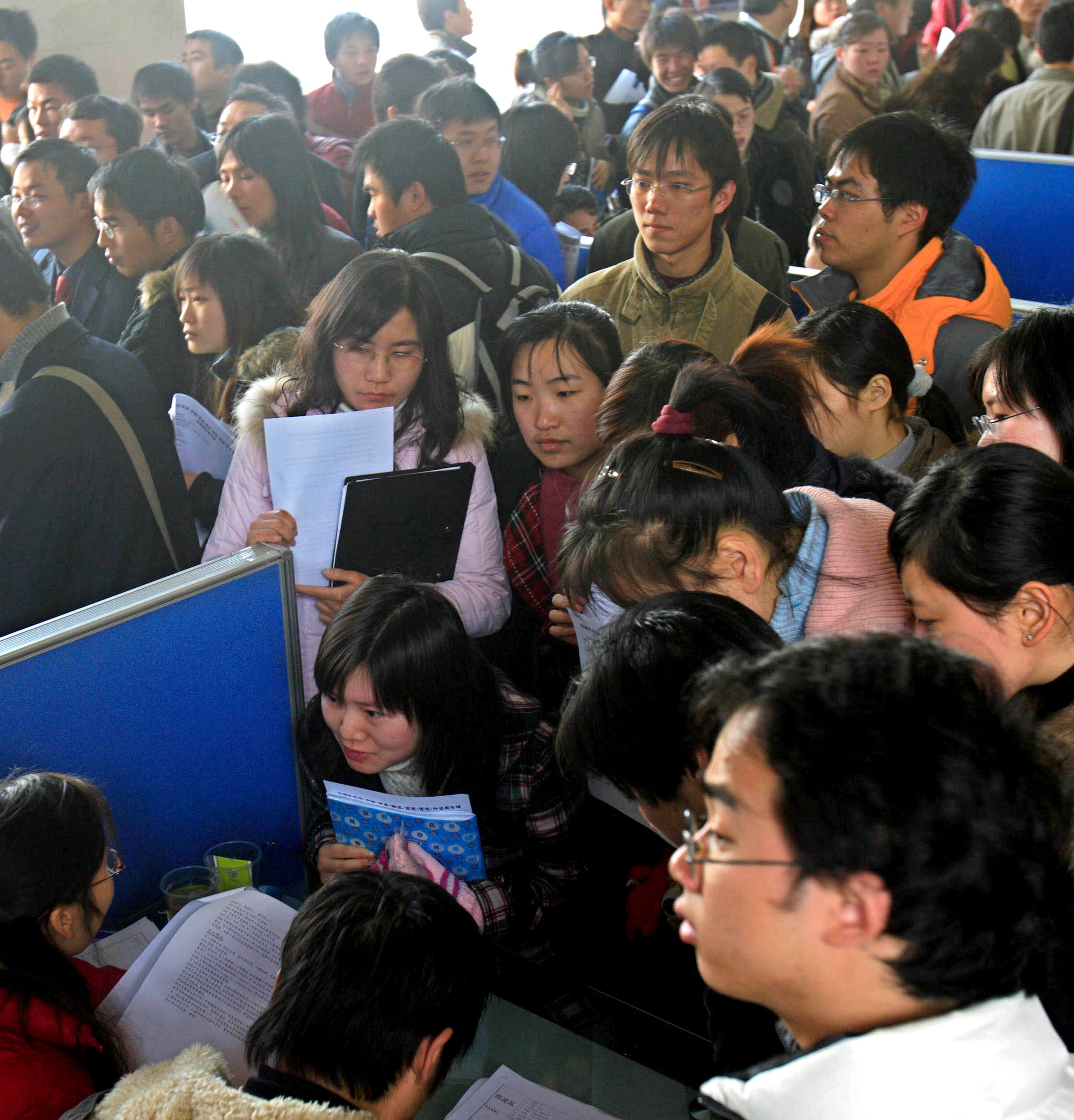 中国经济不景气，大学生就业愈加艰难。图为上海一项就业博览会中，大学生焦急求职的景况。