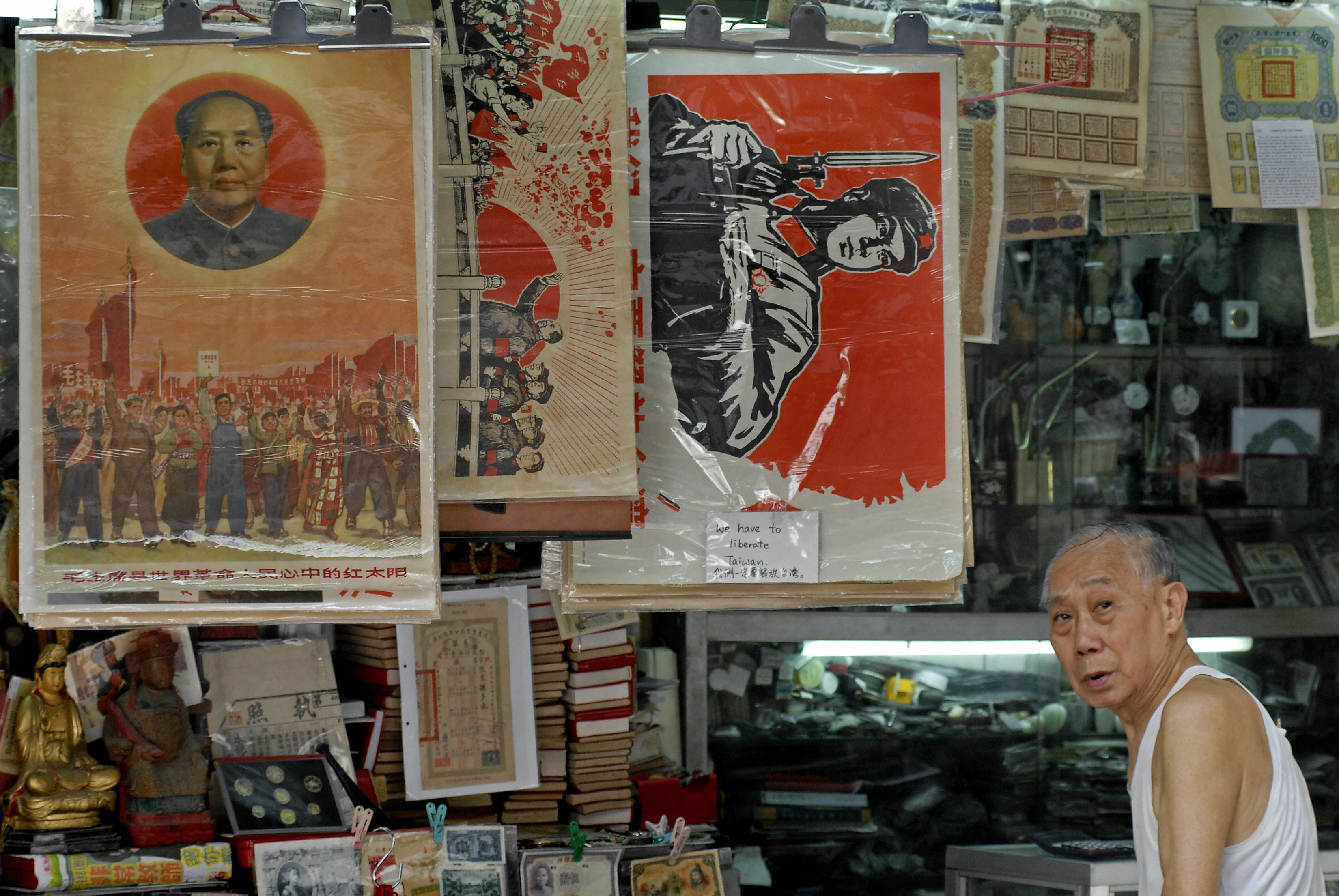 近日来台访问的香港民政事务局局长曾德成参与过1967年香港的文革暴动，因为在校内散发共产主义及反政府传单，因此被捕及判刑2年。图为香港一个旧书摊的老人展示文革时