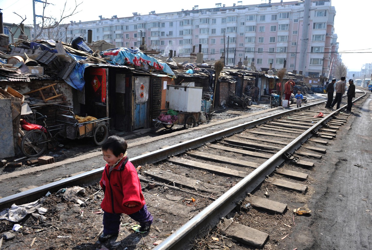 2009年3月11日中国辽宁省沈阳市铁路沿线的棚户区居民将迁入由政府提供的廉租公寓。