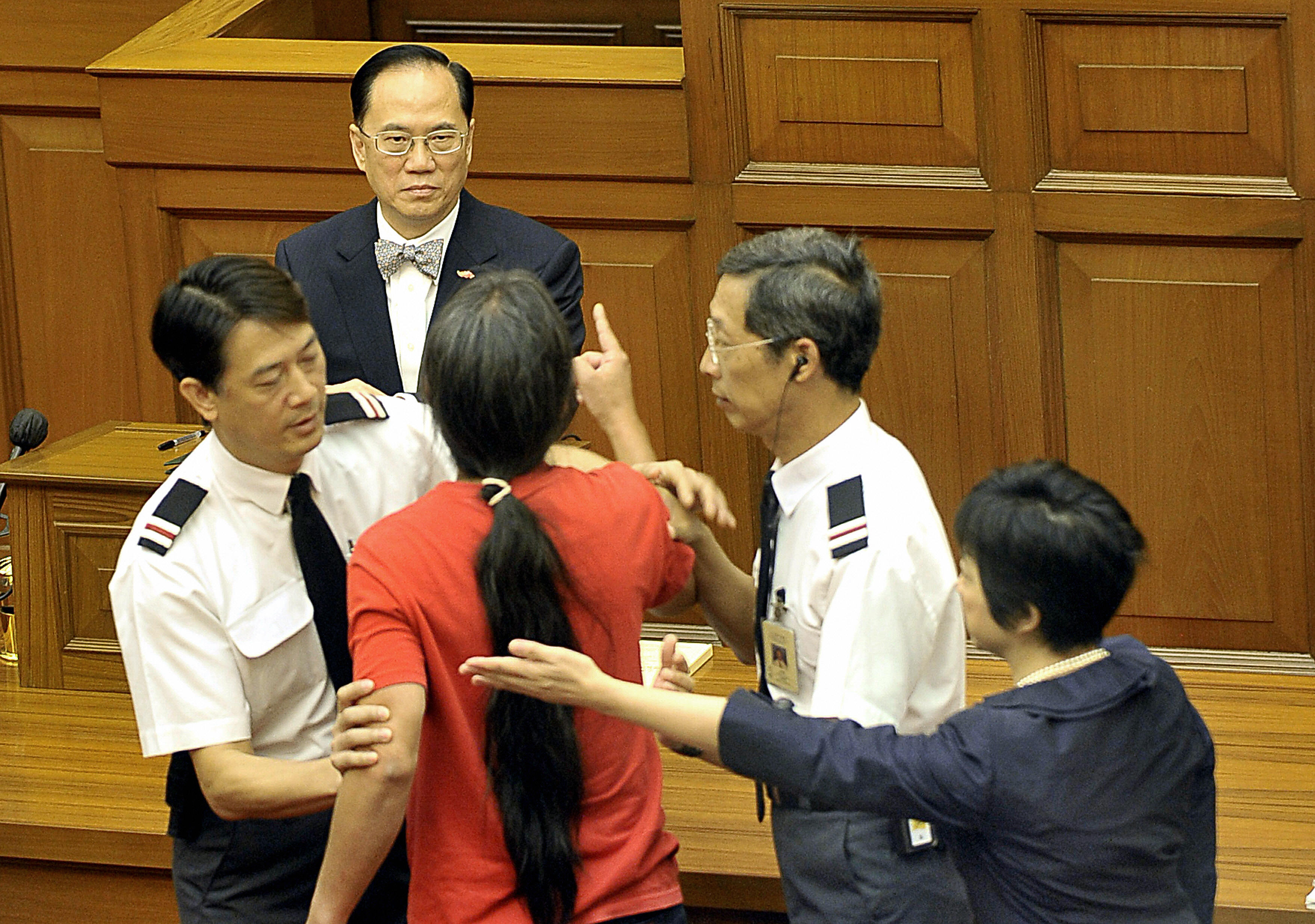 香港社民連以「激進」著稱。圖為外號「長毛」的社民連議員梁國雄，2008年10月15日在香港立法會會議廳打斷特首曾蔭權的施政報告。