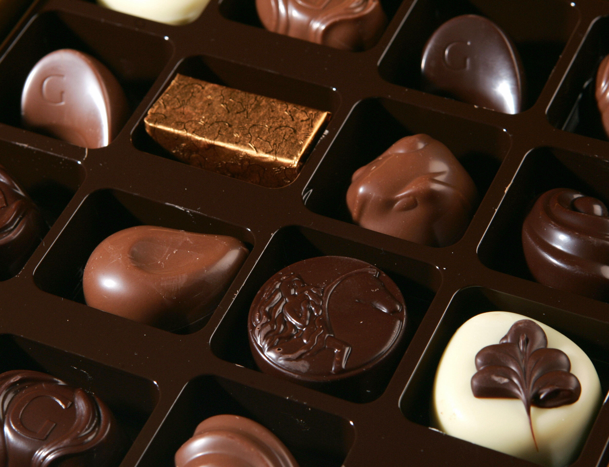手工巧克力迷人之处，非亲尝难以意会，几种的味道香气与层次在味蕾的共鸣，像双人舞的缱绻浪漫。