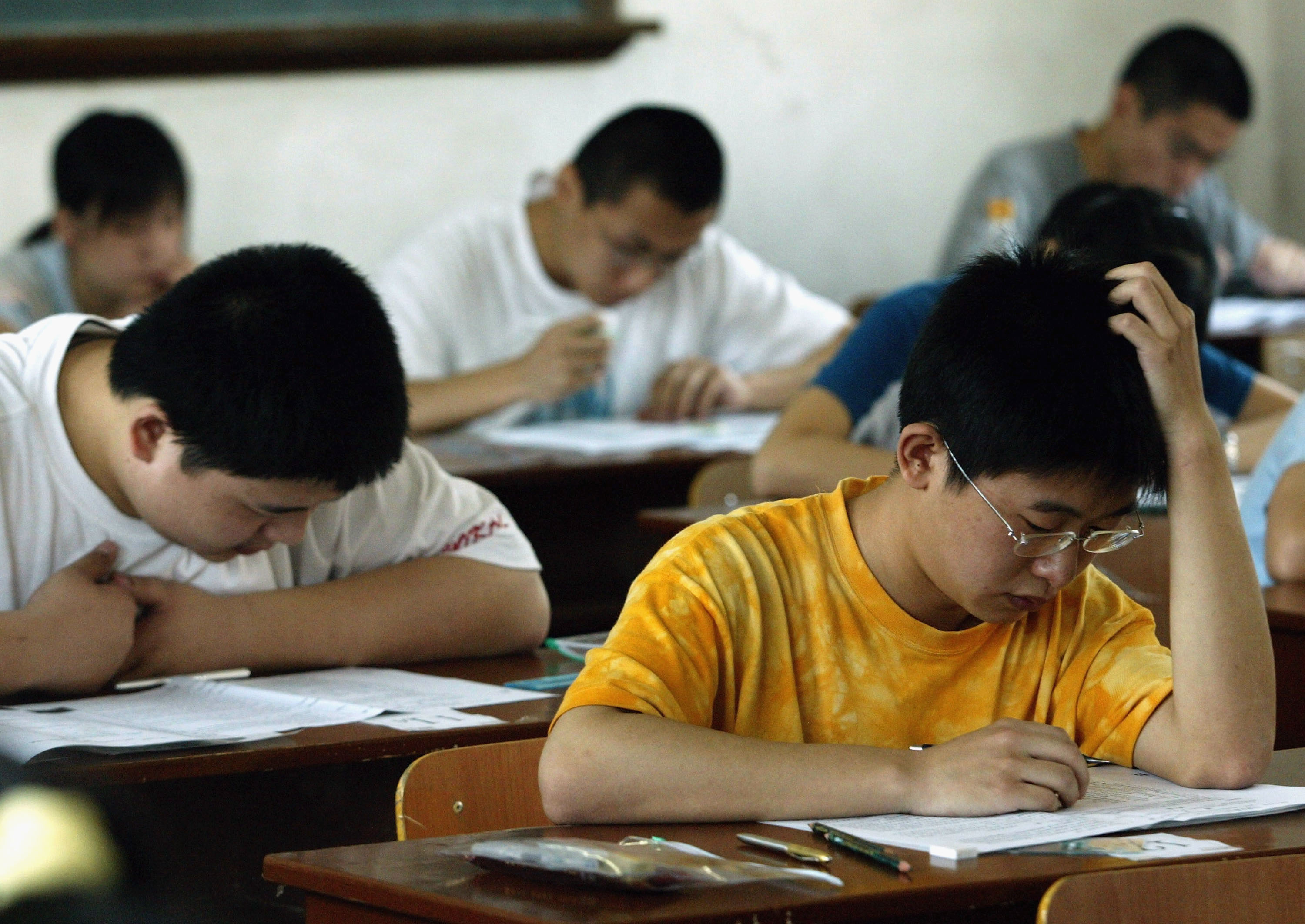 當年參加大學聯考，對答案時，竟然發現國文試卷裡有兩大題組全無印象，因此以不到一分的差距與當時心目中的第一志願擦身而過。