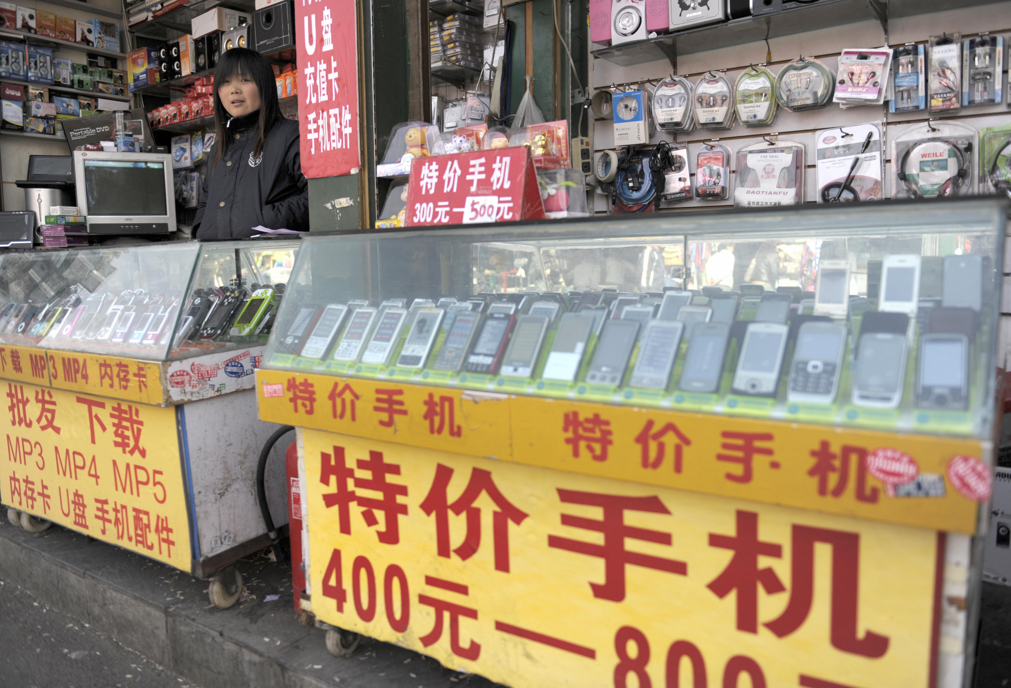 2009年3月26日，北京一家販賣「山寨機」的商店，銷售員正等待顧客上門。