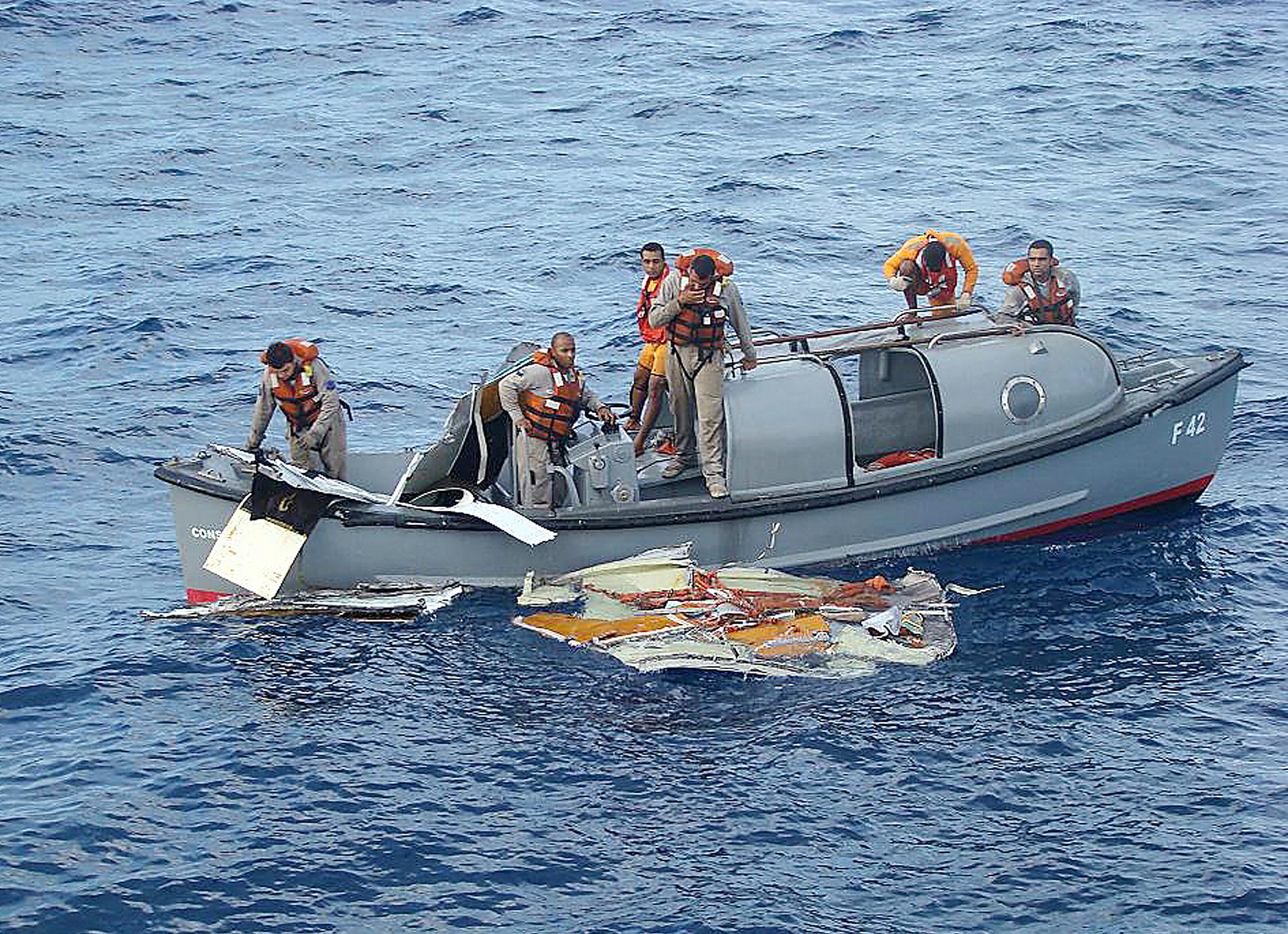 巴西军方搜索人员在大西洋坠机海域打捞失事的AF447班机残骸。
