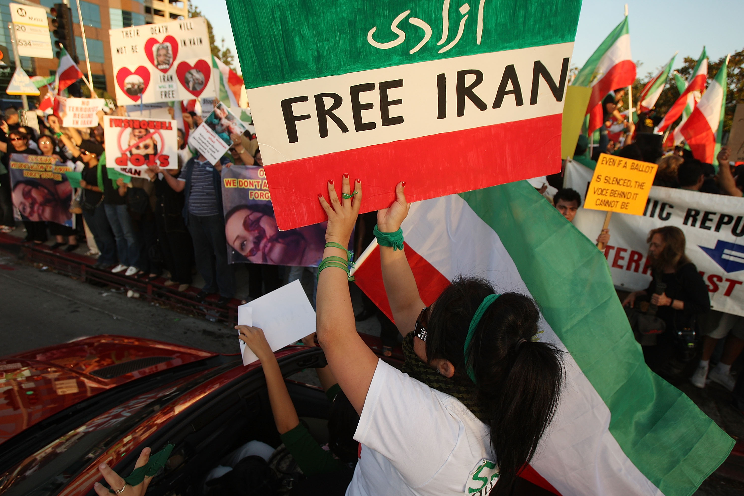 伊朗总统大选引发争议，反对派百万人走上街头的游行抗议。有人从示威者手腕上的绿色标志，以及伊朗的近代历史引申概括说，这是伊朗的「绿色革命」。