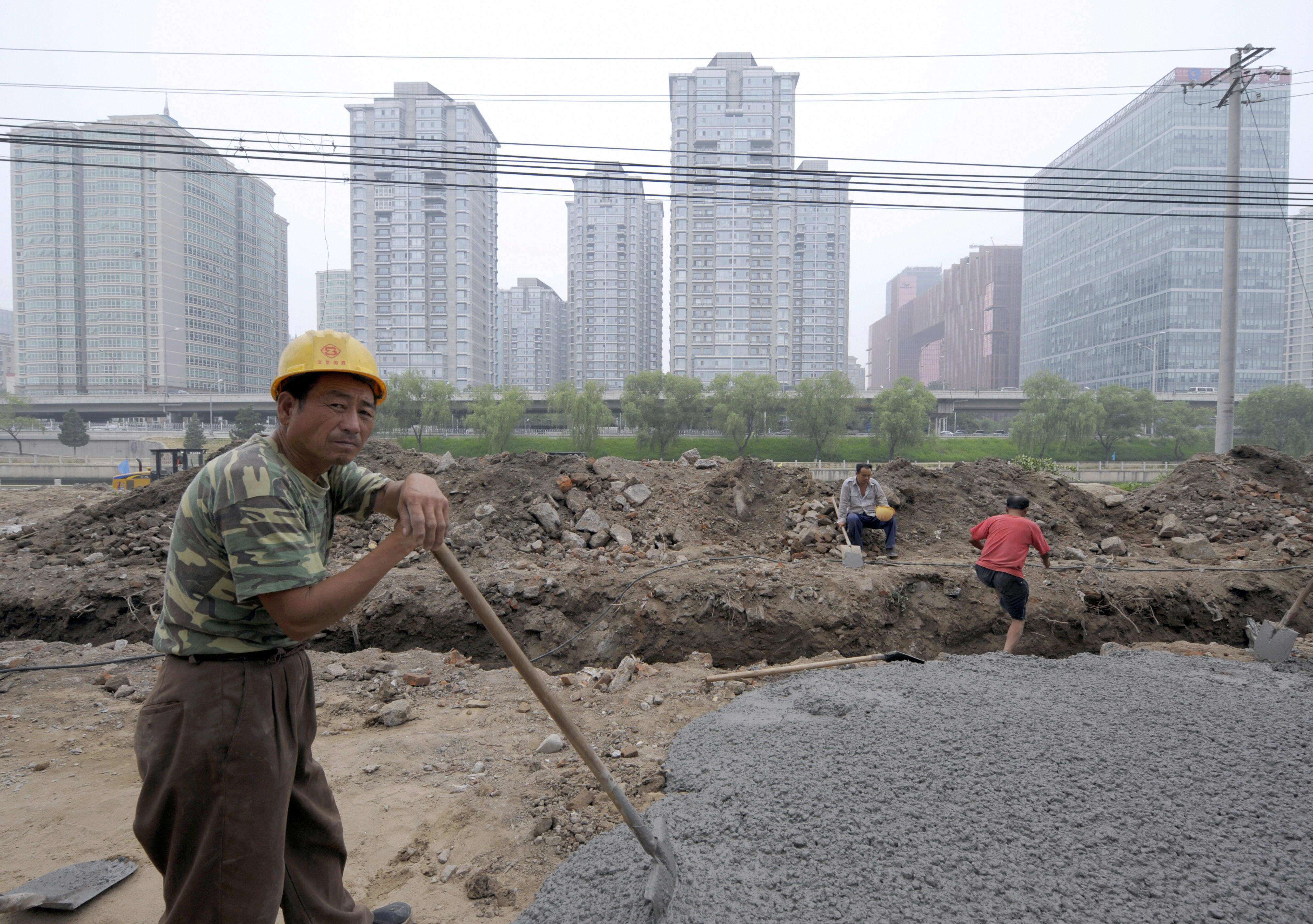 在中国许多城市，购买一套房相当于一个中等收入家庭一辈子的收入，一般人根本负担不起。