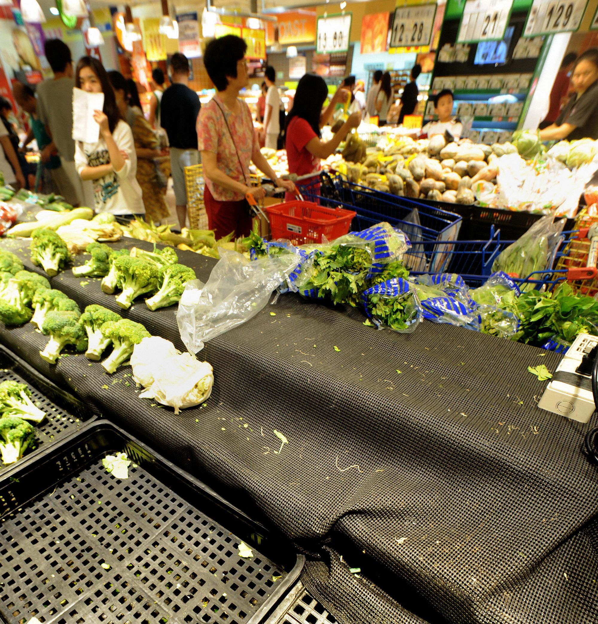 莫拉克带来的恶水重创台湾南部。台北超级市场内的蔬菜应声高涨。