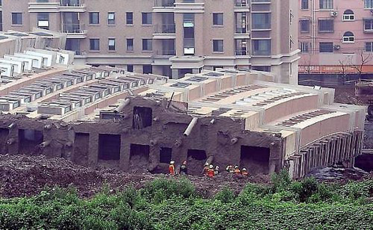 上海市闵行区莲花河畔景苑倒塌的楼房成了旅游景点。