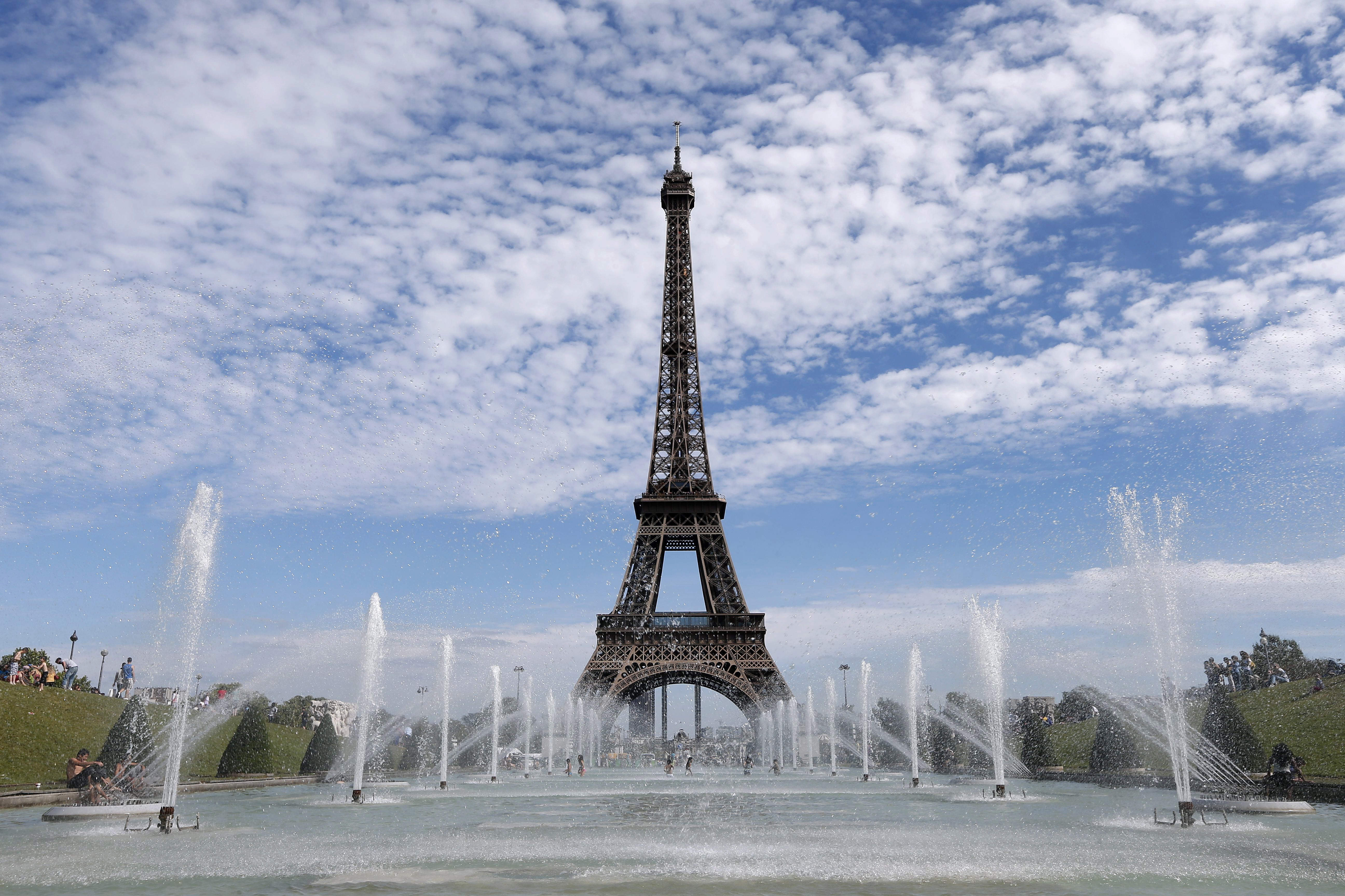 歐洲旅遊業受不景氣影響，上半年業績已掉了10%，今年夏天訂房率亦大幅下滑。圖為遊法旅客必到的巴黎艾菲爾鐵塔。