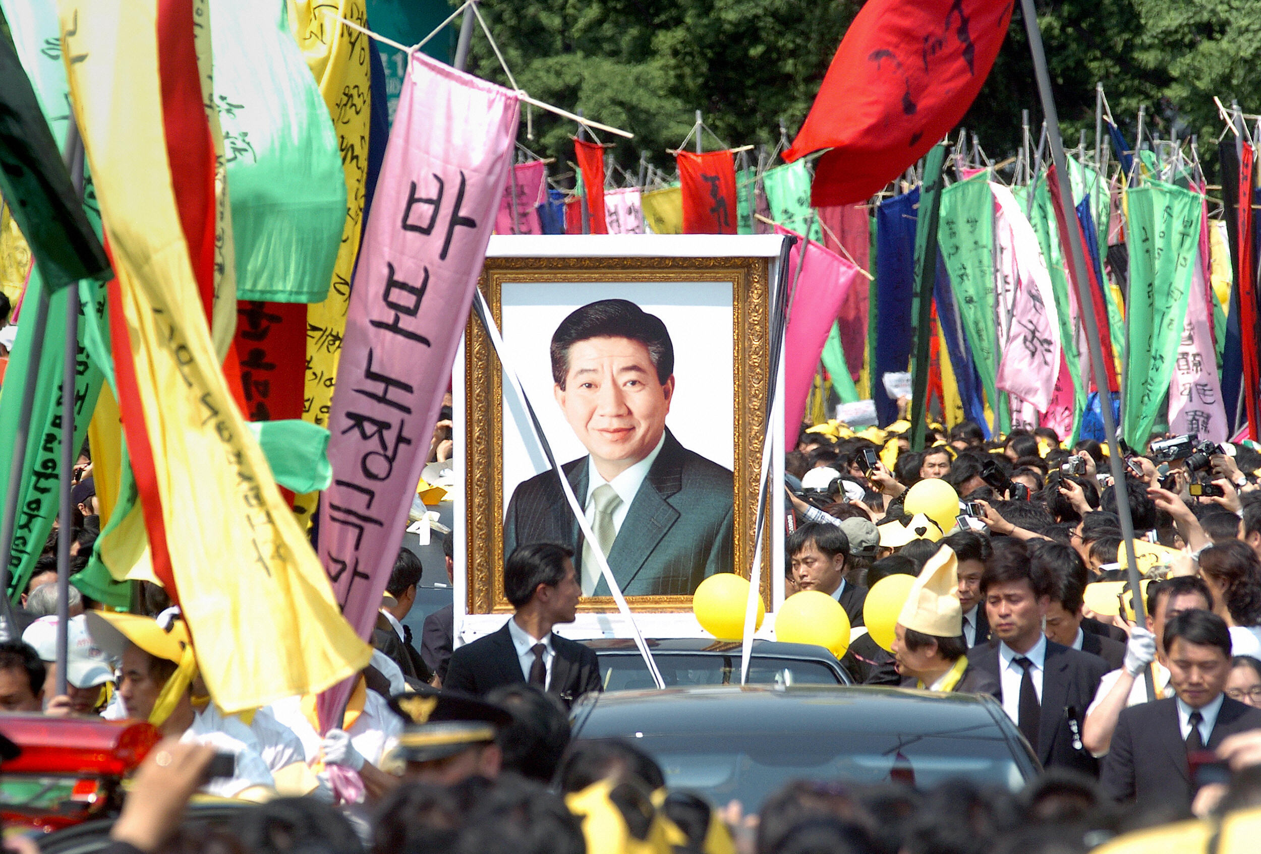 2009年5月29日前韩国总统卢武铉在首尔举行葬礼，数以千计的南韩民众围绕在灵车旁致意。