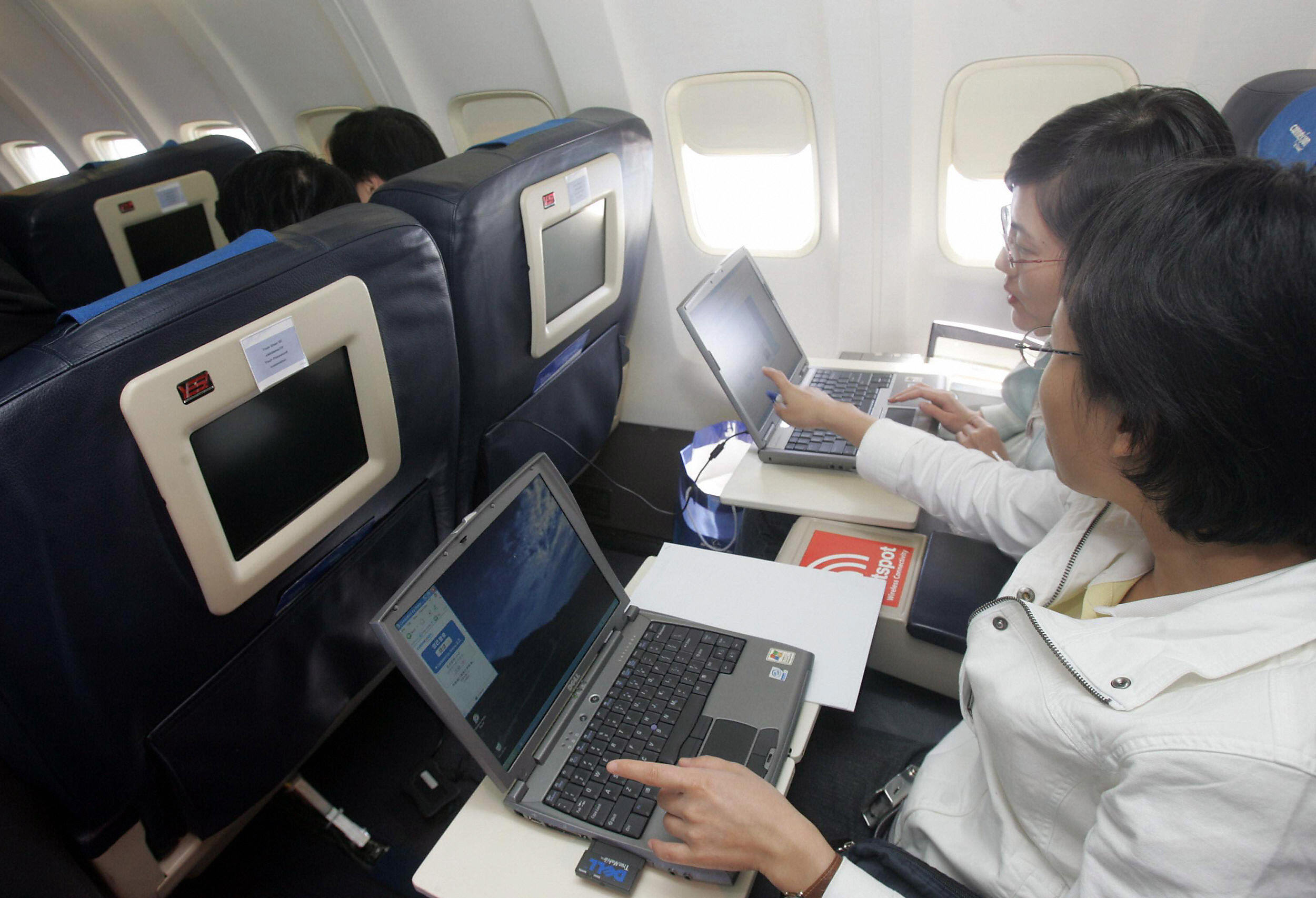 旅客以後入境美國若攜帶電腦，檢測人員會要求旅客開機，並確認電腦中保存文件的屬性。