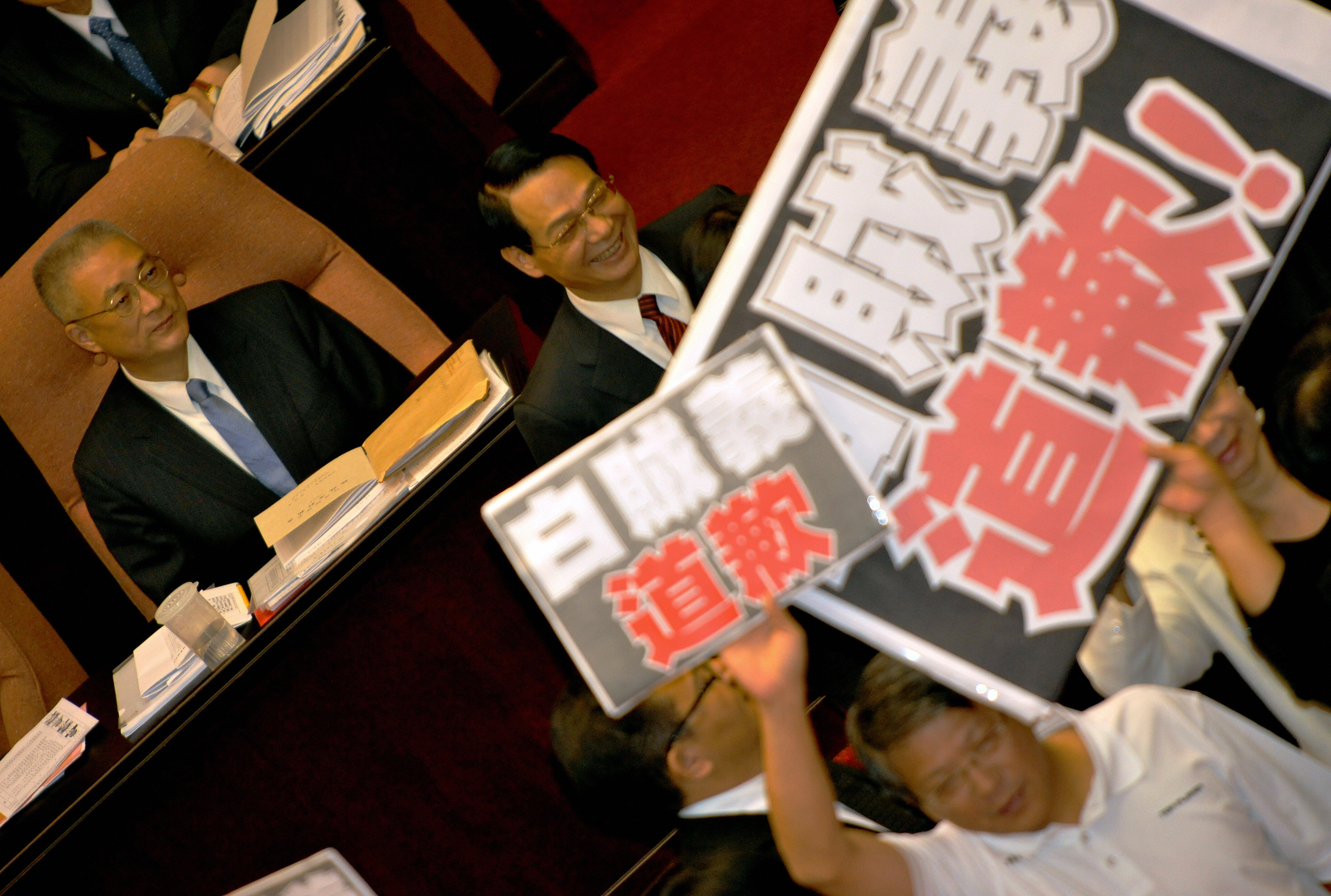 行政院长吴敦义（左）因在接任阁揆前赴香港与香港行政会议召集人梁振英会面，所为何事交代不清，于9月18日立院开议中招致在野党杯葛。